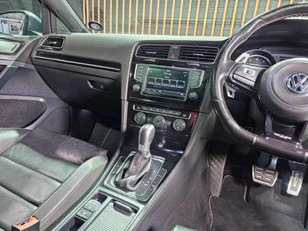 2016-Volkswagen-Golf-VII-20-TSI-R-Auto_12