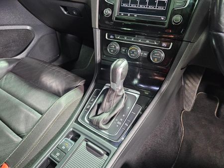 2016-Volkswagen-Golf-VII-20-TSI-R-Auto_13