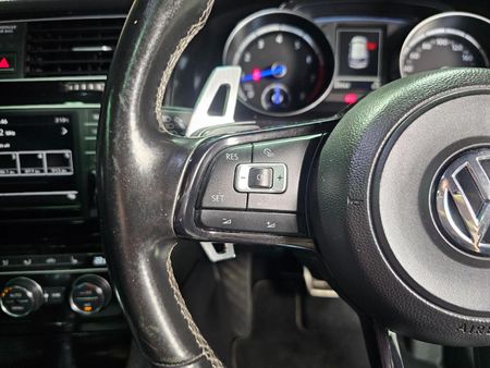 2016-Volkswagen-Golf-VII-20-TSI-R-Auto_14