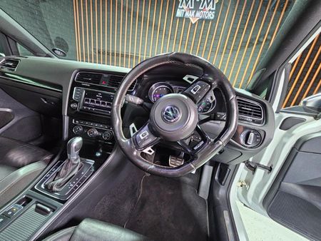 2016-Volkswagen-Golf-VII-20-TSI-R-Auto_16