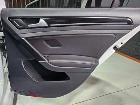 2016-Volkswagen-Golf-VII-20-TSI-R-Auto_17