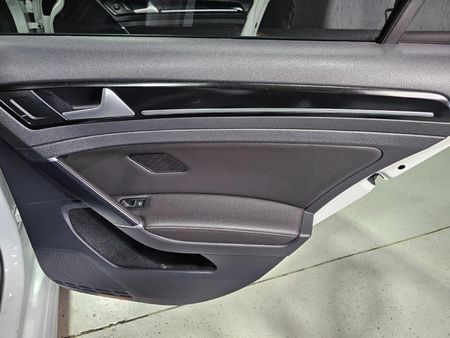 2016-Volkswagen-Golf-VII-20-TSI-R-Auto_18