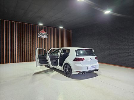 2016-Volkswagen-Golf-VII-20-TSI-R-Auto_21
