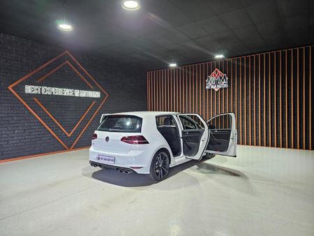 2016-Volkswagen-Golf-VII-20-TSI-R-Auto_23