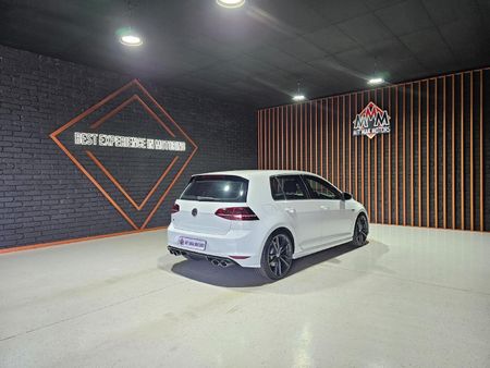 2016-Volkswagen-Golf-VII-20-TSI-R-Auto_24