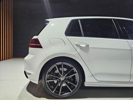 2016-Volkswagen-Golf-VII-20-TSI-R-Auto_25