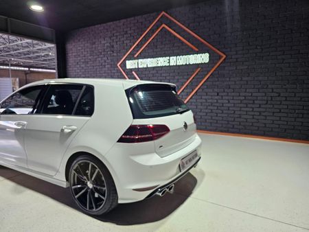 2016-Volkswagen-Golf-VII-20-TSI-R-Auto_26