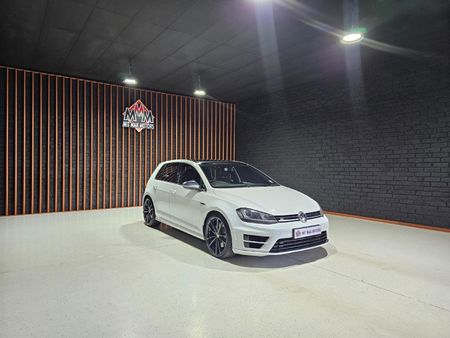 2016-Volkswagen-Golf-VII-20-TSI-R-Auto_2