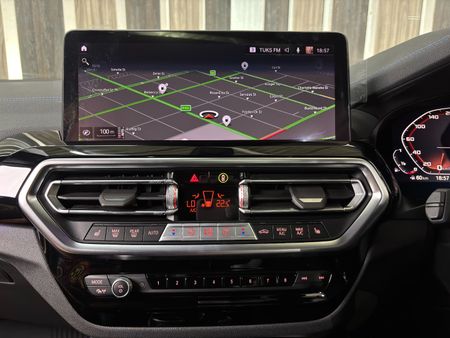 2023-BMW-X4-M40i_13