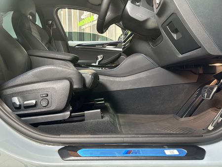 2023-BMW-X4-M40i_17