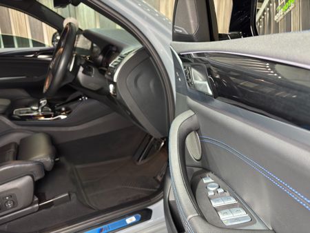 2023-BMW-X4-M40i_19