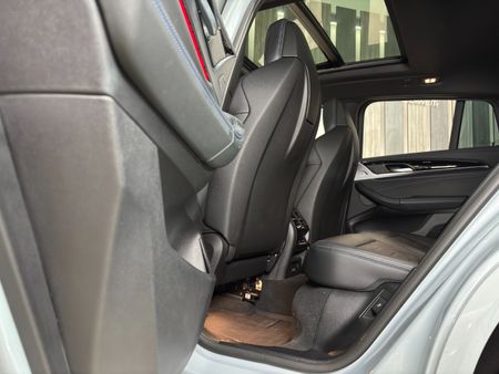 2023-BMW-X4-M40i_21