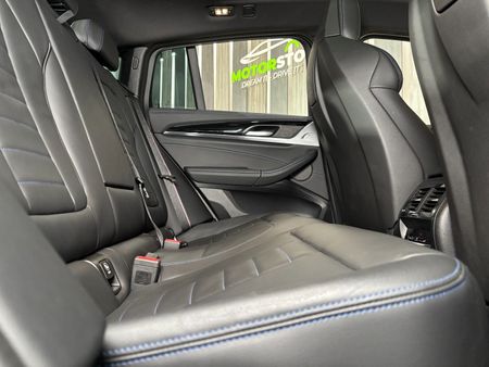 2023-BMW-X4-M40i_29