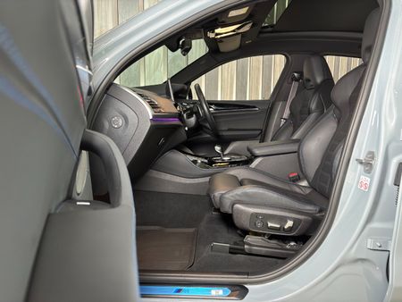 2023-BMW-X4-M40i_31