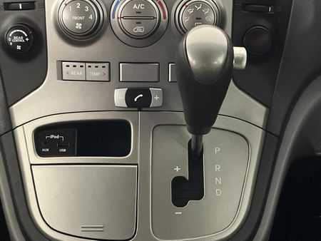 2014-Hyundai-H-1-25-CRDi-VGT-Wagon-Auto_10
