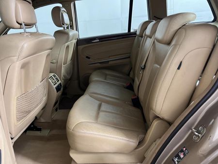 2009-Mercedes-Benz-GL-320-CDI_3