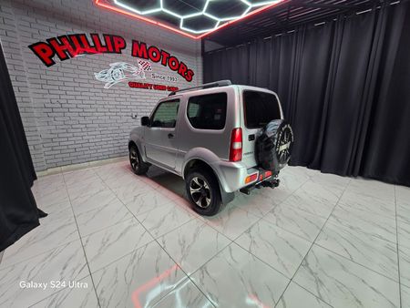 2011-Suzuki-Jimny-13_11