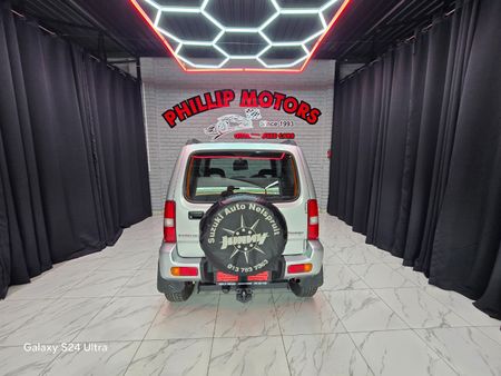 2011-Suzuki-Jimny-13_14