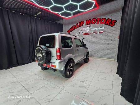 2011-Suzuki-Jimny-13_16