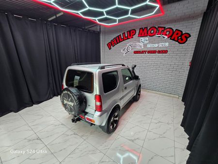2011-Suzuki-Jimny-13_17