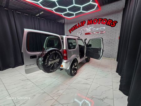 2011-Suzuki-Jimny-13_18