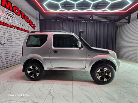 2011-Suzuki-Jimny-13_19