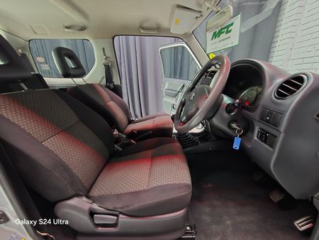 2011-Suzuki-Jimny-13_21