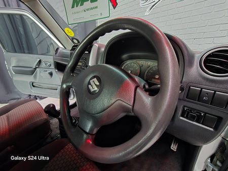 2011-Suzuki-Jimny-13_22