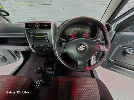 2011-Suzuki-Jimny-13_23