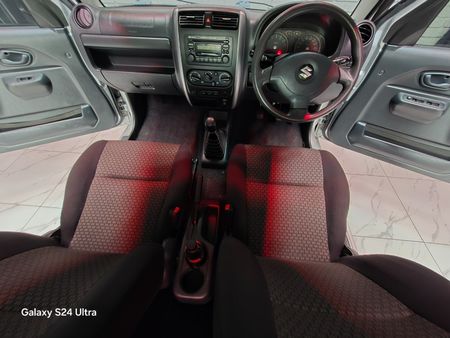 2011-Suzuki-Jimny-13_24