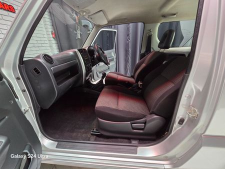 2011-Suzuki-Jimny-13_26