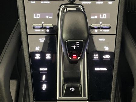 2022-Porsche-Cayenne-Platinum-Edition_10