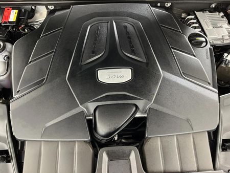 2022-Porsche-Cayenne-Platinum-Edition_12