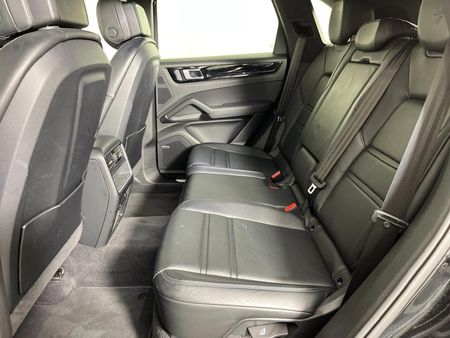 2022-Porsche-Cayenne-Platinum-Edition_3