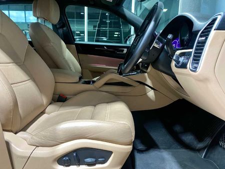 2022-Porsche-Cayenne-Auto_11