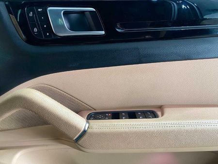2022-Porsche-Cayenne-Auto_12