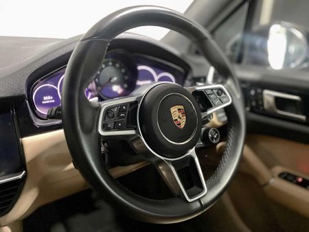 2022-Porsche-Cayenne-Auto_15