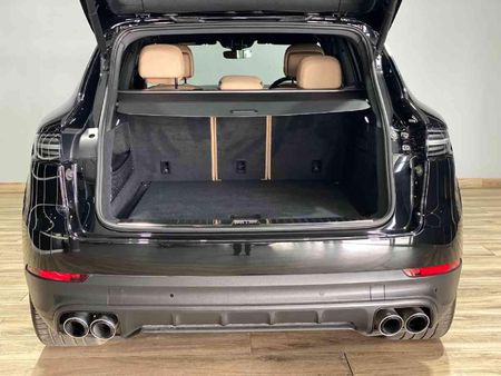 2022-Porsche-Cayenne-Auto_18