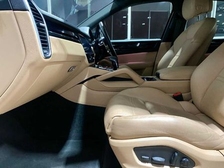2022-Porsche-Cayenne-Auto_7