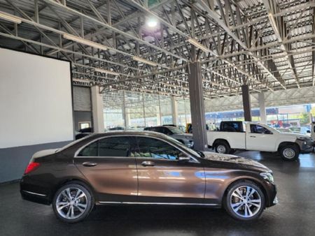 2015-Mercedes-Benz-C-Class-C-250-Bluetec-Avantgarde-Auto_3