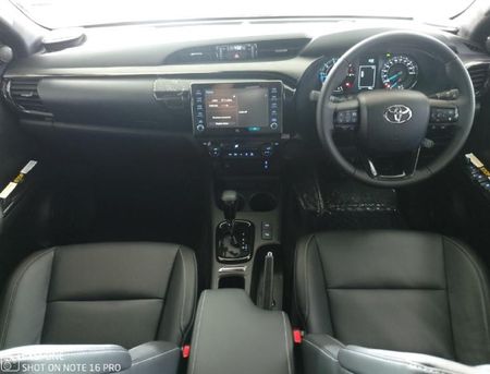 2025-Toyota-Hilux-28-GD-6-RB-Legend-55-Auto-Double-Cab_9