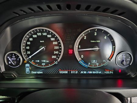 2016-BMW-X6-M50d_11