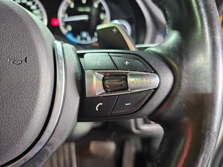 2016-BMW-X6-M50d_17