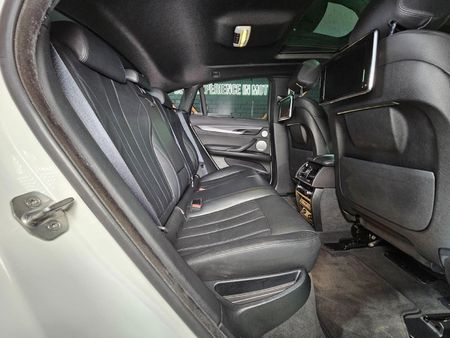 2016-BMW-X6-M50d_21