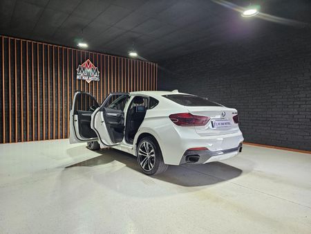 2016-BMW-X6-M50d_23