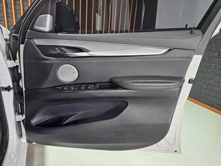 2016-BMW-X6-M50d_6