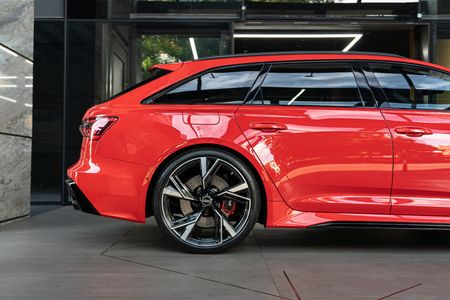 2023-Audi-RS6-quattro-Avant_8