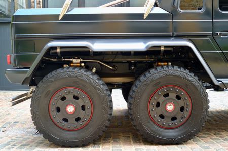 2015-Mercedes-AMG-G-Class-6x6_7