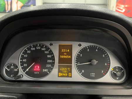 2011-Mercedes-Benz-B-Class-B-180-Auto_10