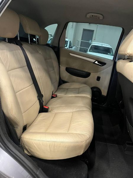 2011-Mercedes-Benz-B-Class-B-180-Auto_12